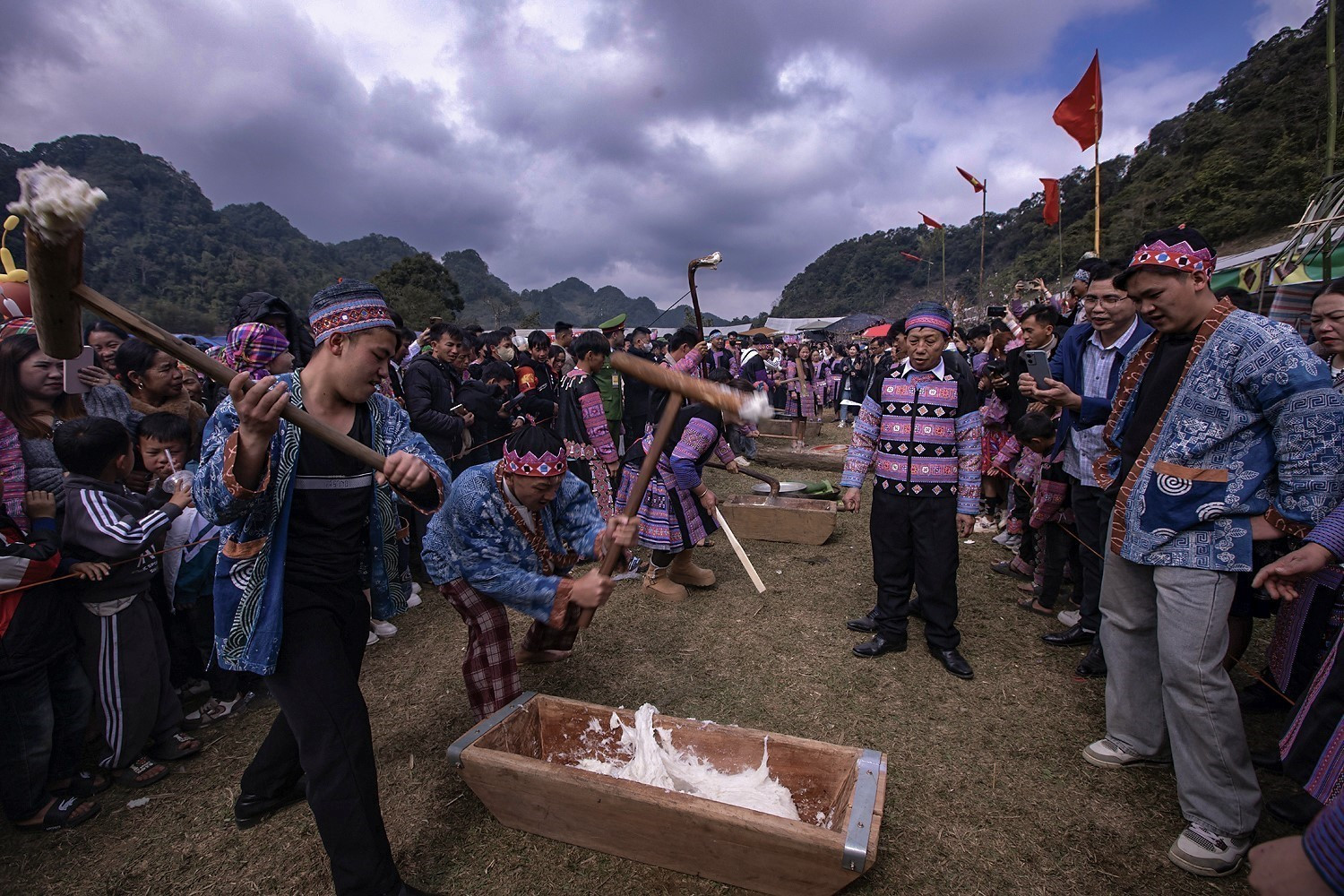 Các đội thi giã bánh dày trong ngày hội.