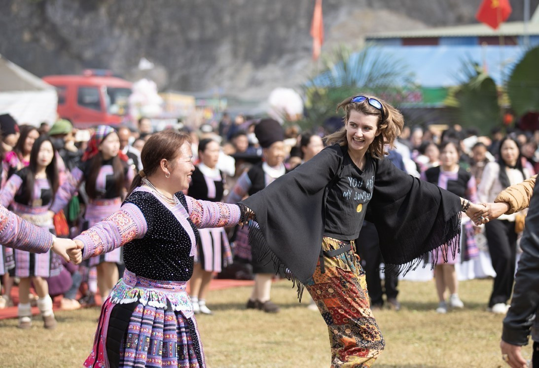Du khách nước ngoài hào hứng tham gia phần hội cùng người Mông xã Pà Cò.