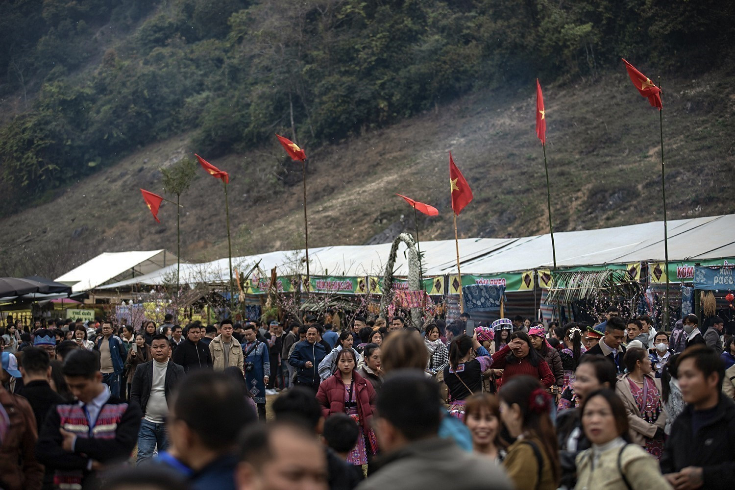 Quang cảnh lễ hội Gầu Tào.