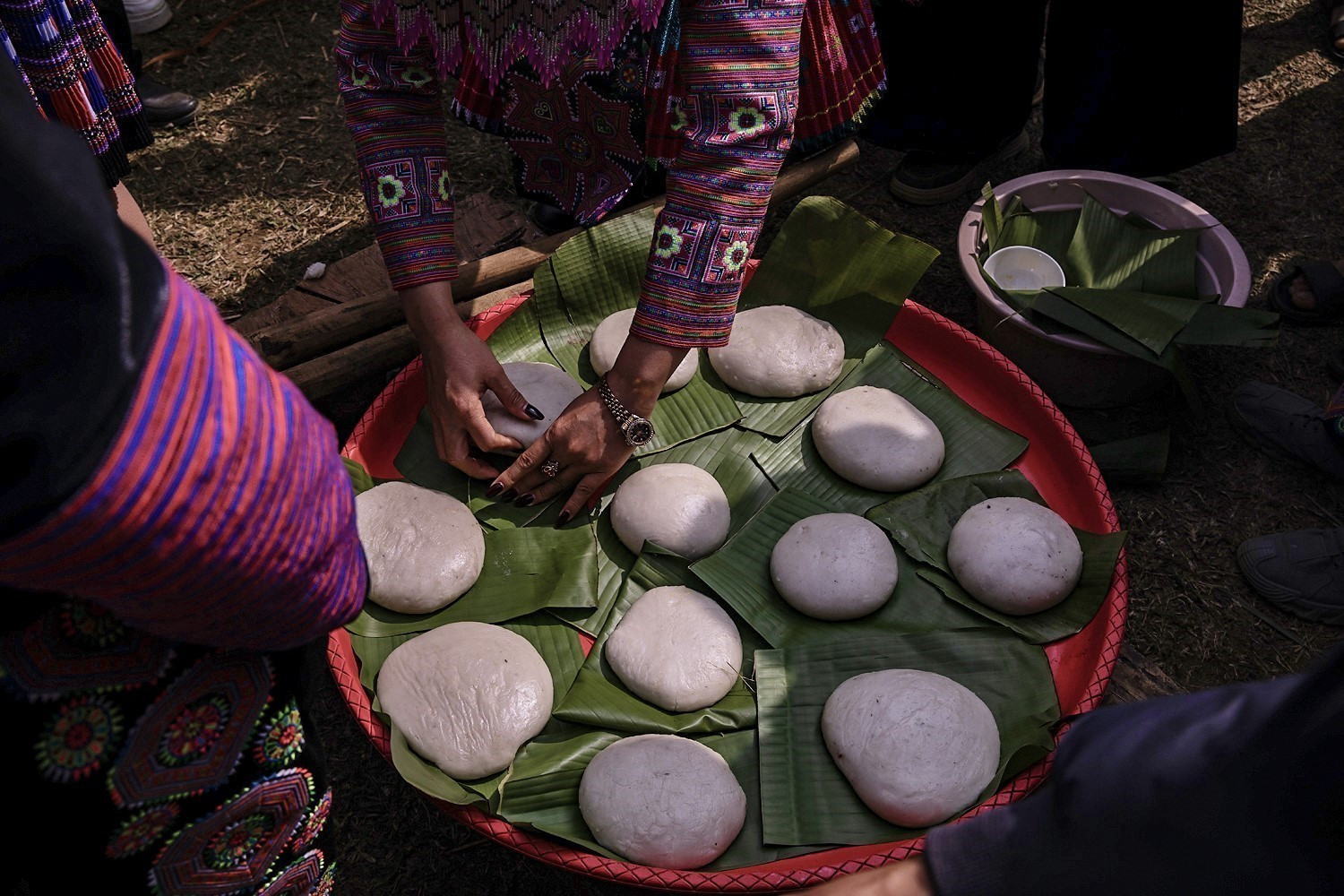 Những chiếc bánh dày tròn mịn được trình bày đẹp mắt tại phần thi dã bánh dày trong ngày hội.