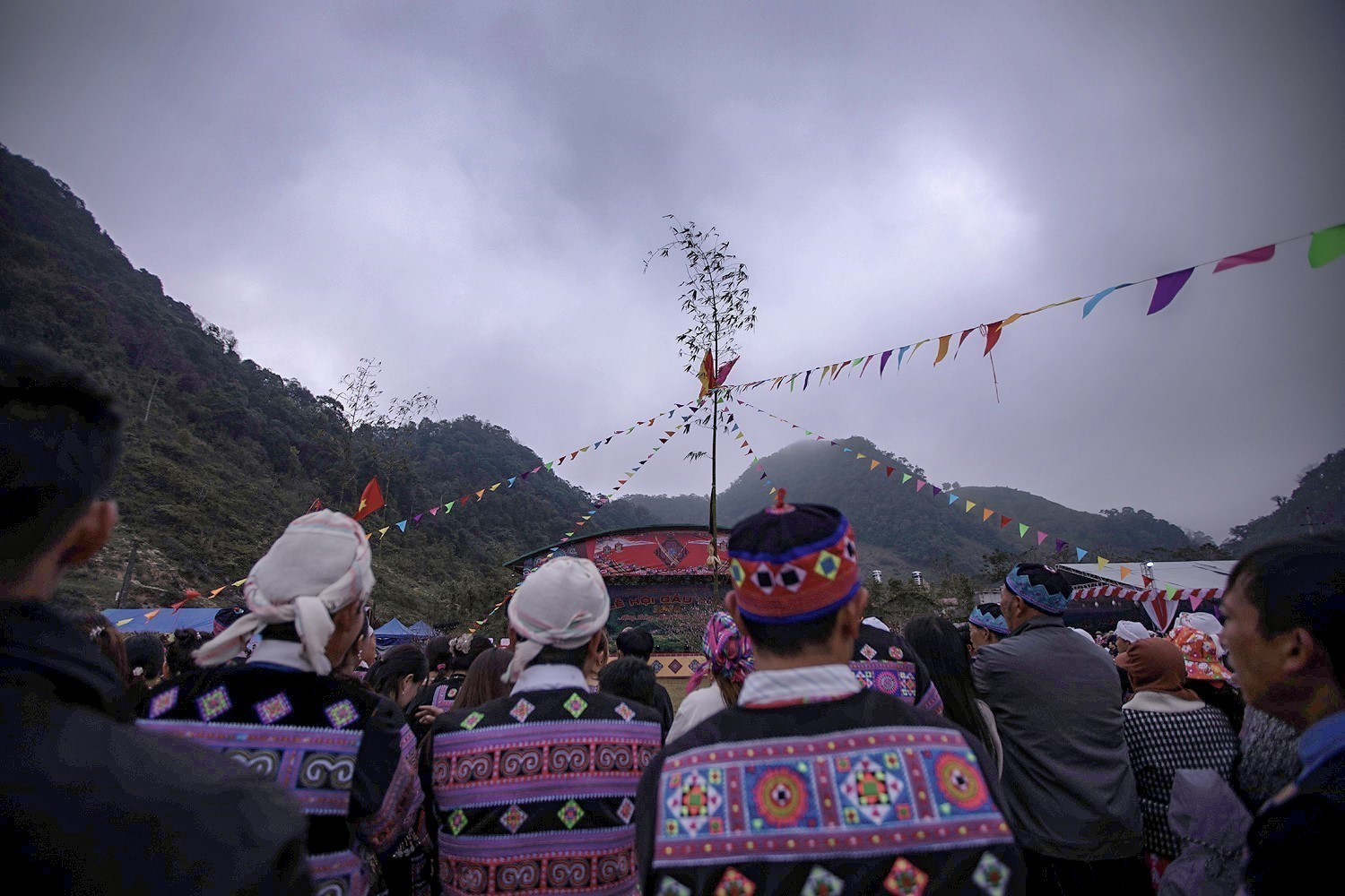 Cây nêu, biểu tượng linh thiêng nối trời với đất, ngọn cây luôn hướng về phía Đông là hướng sinh, hướng của Mặt Trời, thể hiện ước vọng cầu con, cầu mùa màng tươi tốt.