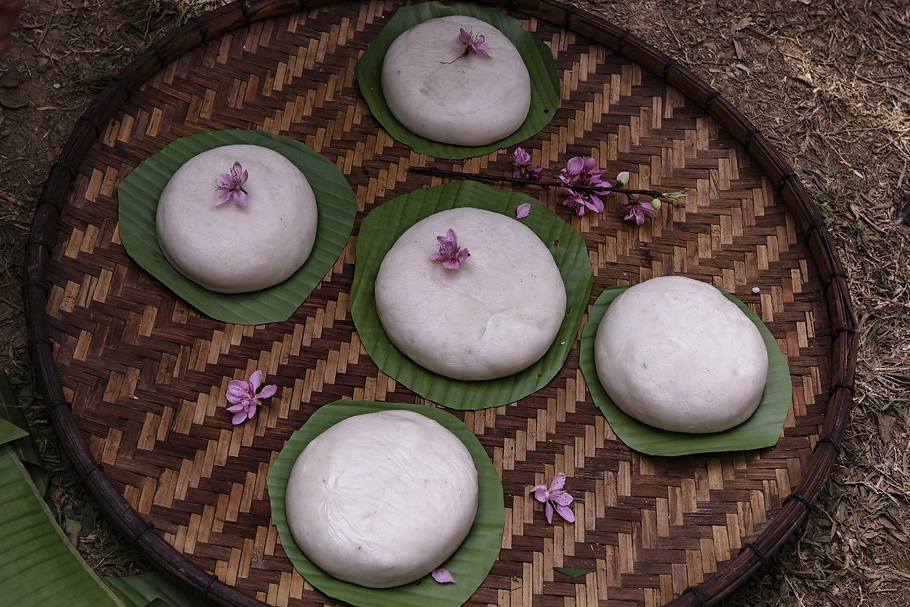 Những chiếc bánh dày tròn mịn được trình bày đẹp mắt tại phần thi dã bánh dày trong ngày hội.