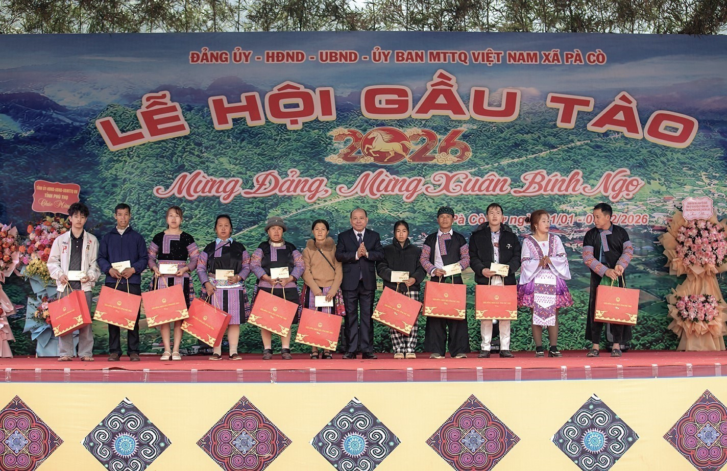 Ông Bùi Đức Hinh, Chủ tịch Ủy ban MTTQ Việt Nam tỉnh Phú Thọ trao quà cho người dân tại ngày khai mạc lễ hội Gầu Tào.