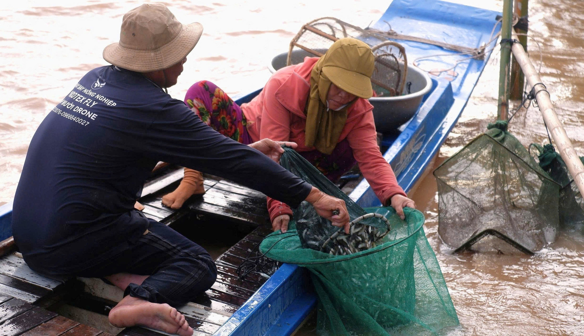 Khi mùa lũ về, diện tích đất sản xuất ngoài đê bao bị ngập, việc làm nông tạm gián đoạn, nhờ nguồn lợi từ việc đánh bắt cá linh đã giúp người dân có khoản thu nhập để trang trải sinh hoạt, lo cho con cái đến trường. ca-linh-080925-5.jpg