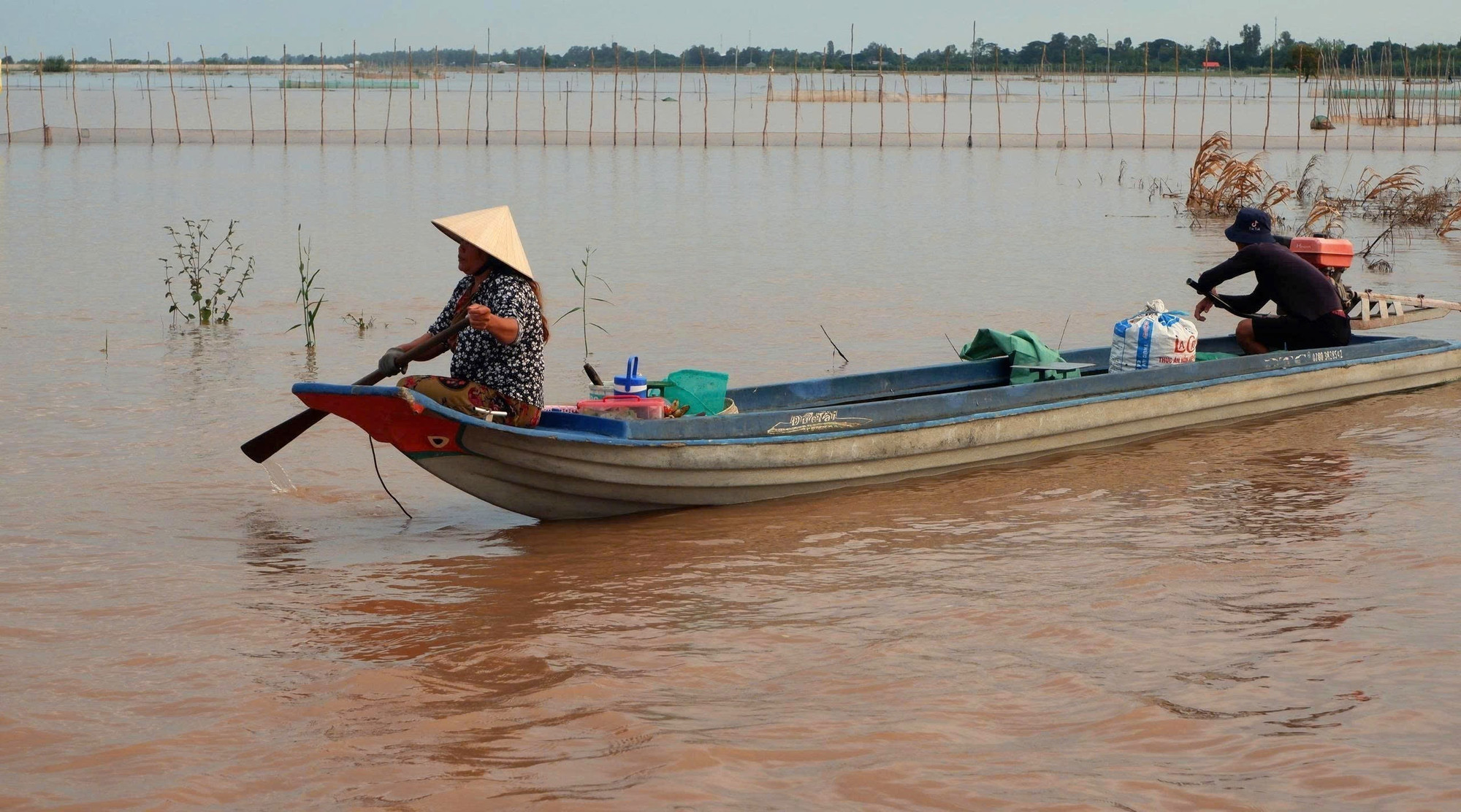 Người dân đầu nguồn biên giới tỉnh An Giang ra đồng bắt cá linh non trên cánh đồng ngập lũ. Người dân đầu nguồn biên giới tỉnh An Giang ra đồng bắt cá linh non trên cánh đồng ngập lũ.