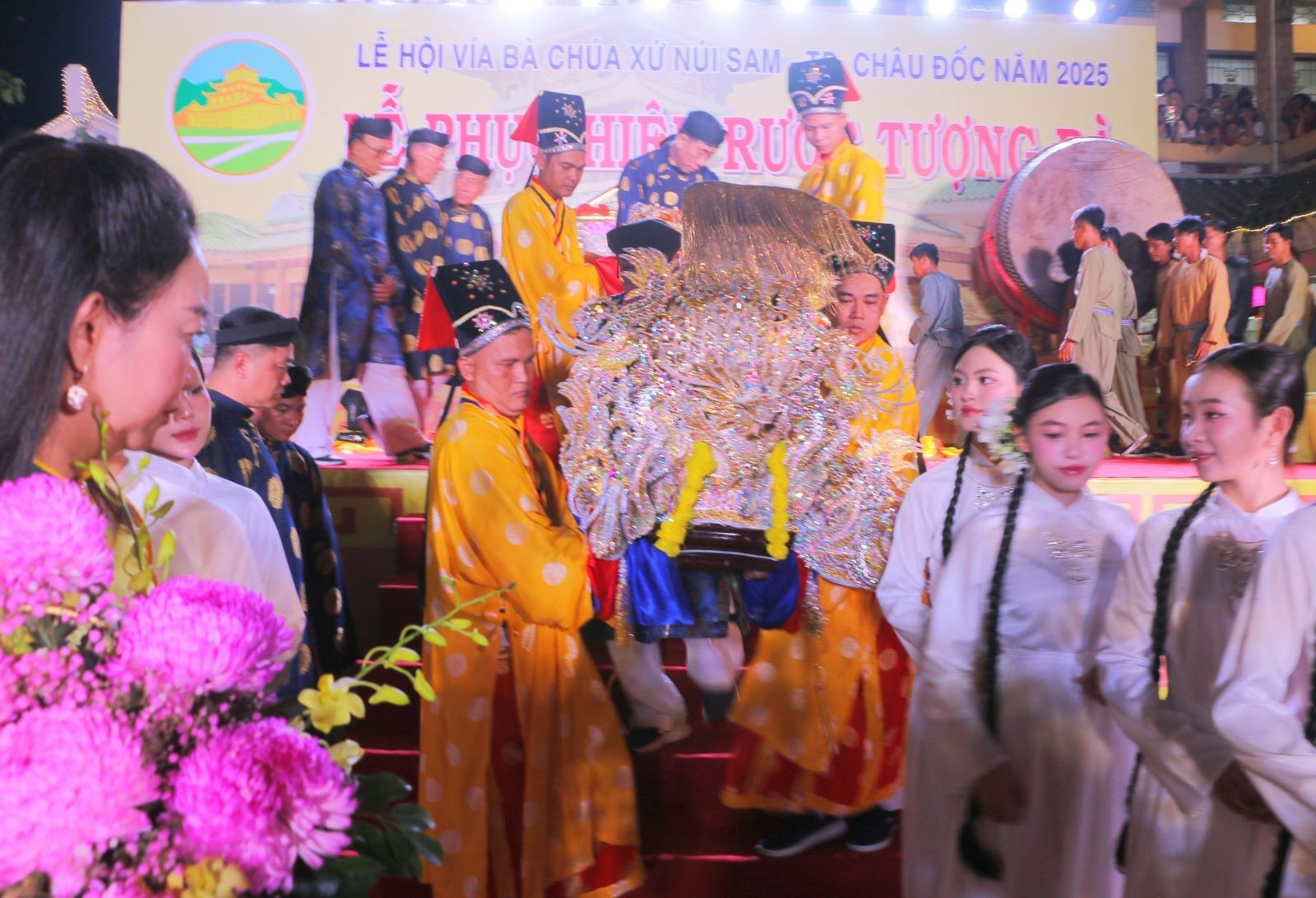 Nghi thức rước tượng Bà Chúa Xứ Núi Sam nhập Miếu. Ảnh: Công Mạo/TTXVN Chú thích ảnh