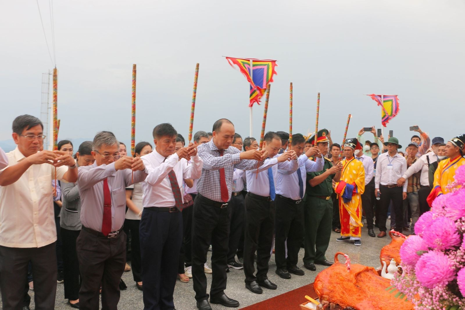 Nghi thức thỉnh Bà xuống núi về an vị tại Miếu Bà Chúa Xứ núi Sam ở dưới chân núi Sam. Ảnh: Công Mạo/TTXVN Chú thích ảnh