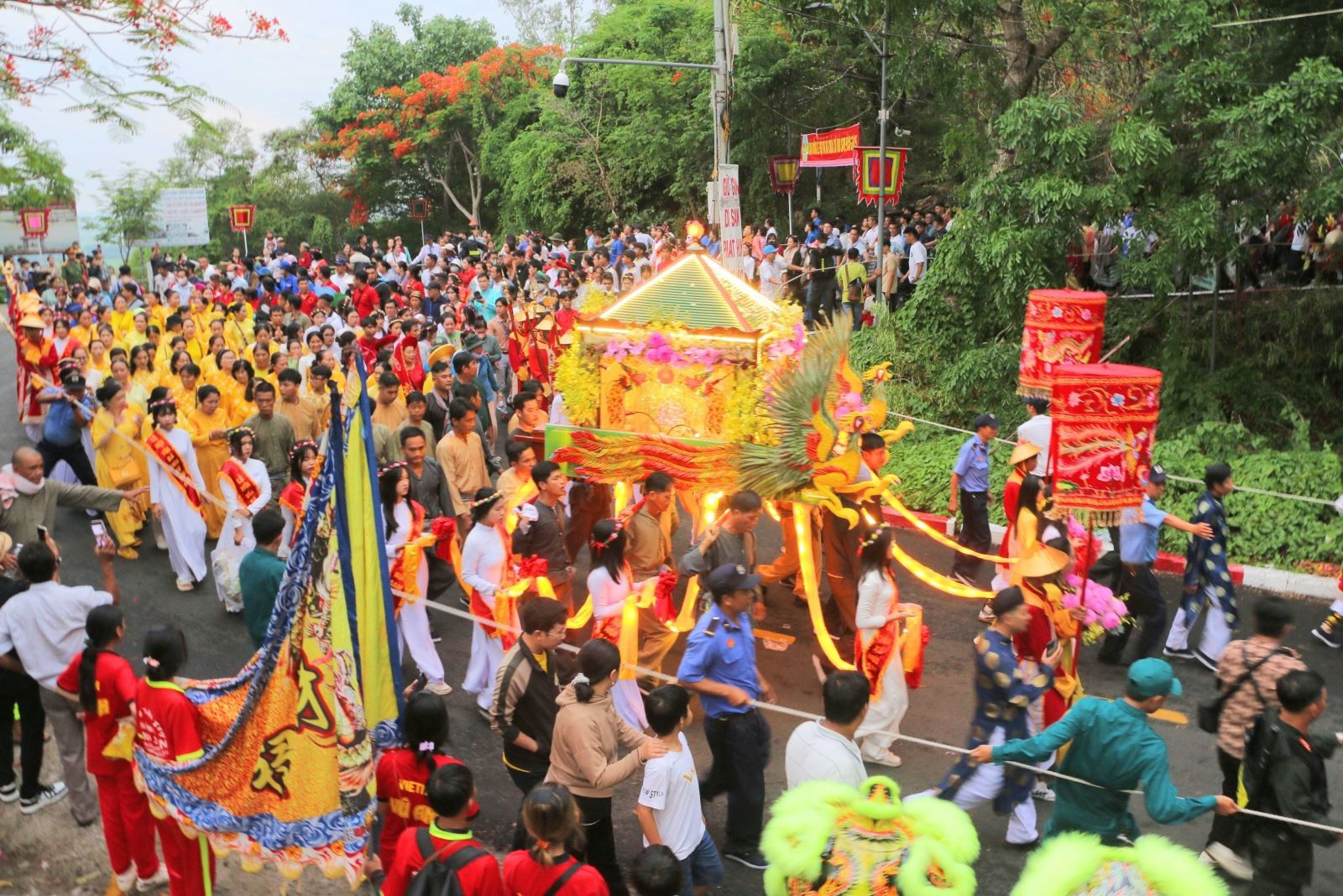 Hàng ngàn du khách và nhân dân tham cùng dự Lễ phục hiện rước tượng Bà Chúa Xứ núi Sam từ đình núi Sam xuống Miếu Bà. Ảnh: Công Mạo/TTXVN Chú thích ảnh