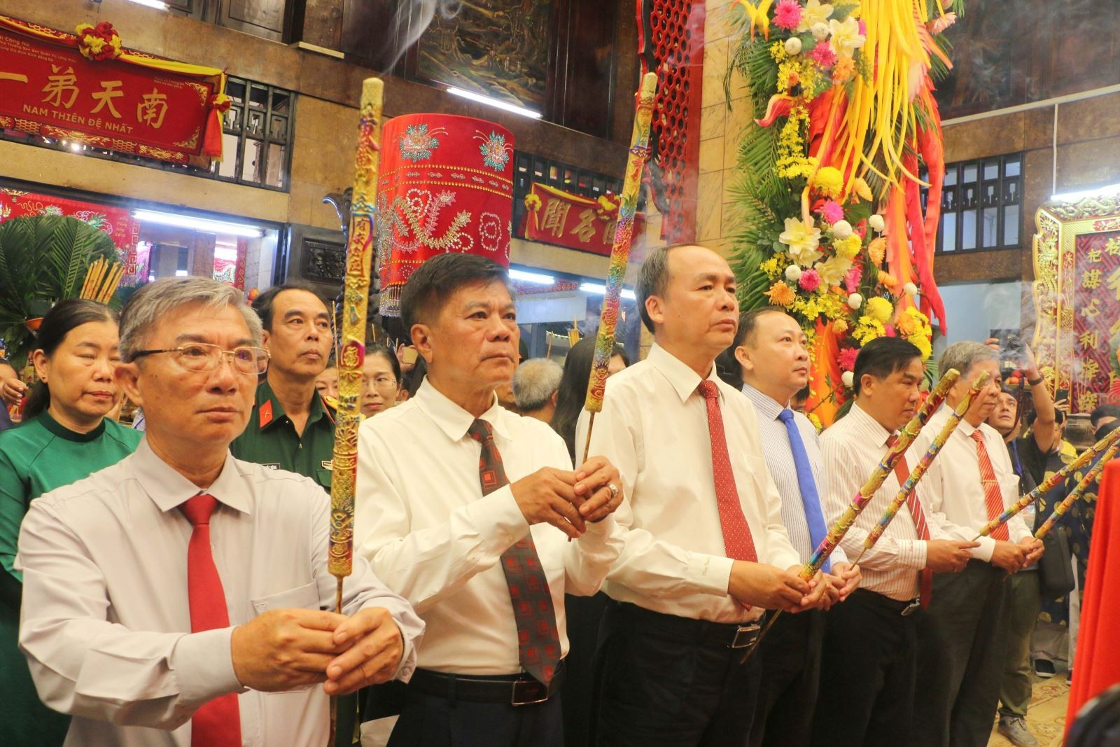 Lãnh đạo thành phố Châu Đốc, tỉnh An Giang cùng các bô lão thực hiện nghi thức dâng hương mời Bà Chúa Xứ Núi Sam an vị trong Miếu. Ảnh: Công Mạo/TTXVN Chú thích ảnh