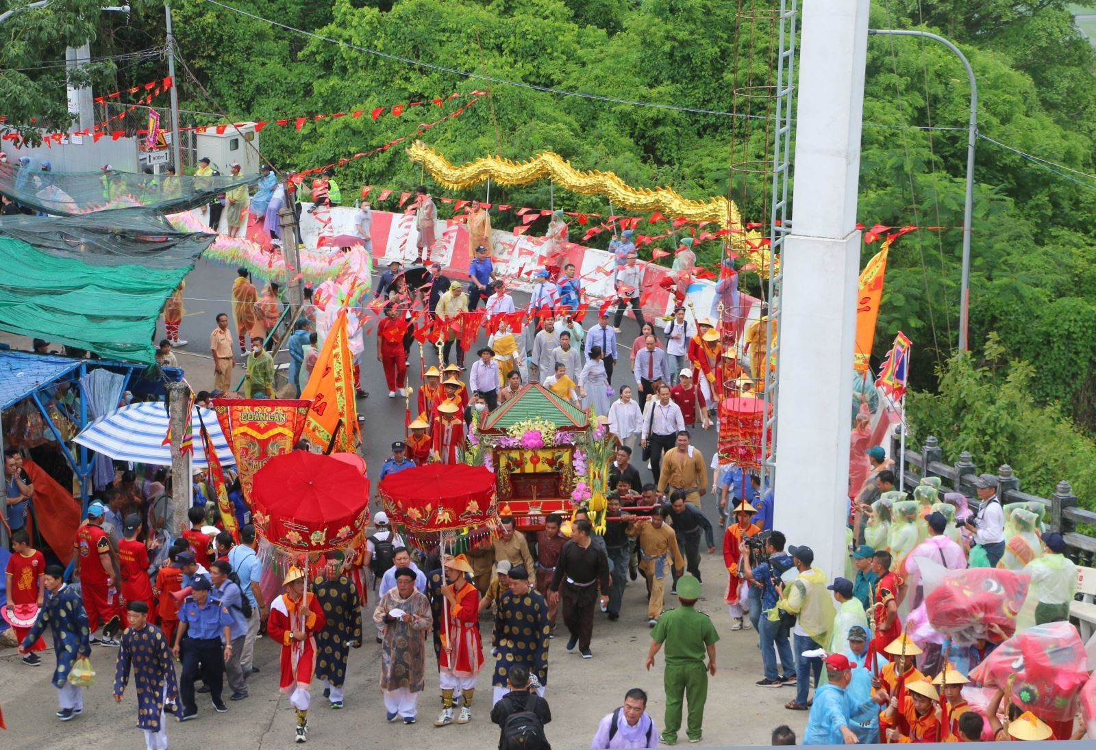 Đoàn rước tượng Bà đi bộ từ chân núi lên đến đỉnh núi nơi Bà ngự trước đây rồi làm lễ thỉnh Bà xuống núi về an vị tại Miếu Bà Chúa Xứ núi Sam ở dưới chân núi. Ảnh: Công Mạo/TTXVN Chú thích ảnh