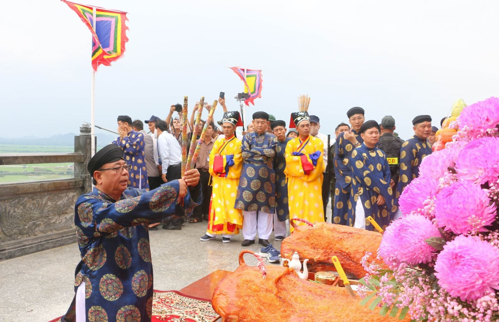 Nghi thức nguyện hương cung thỉnh Thánh mẫu Chúa Xứ núi Sam xuống núi, về an vị tại Miếu Bà Chúa Xứ núi Sam ở dưới chân núi Sam. Ảnh: Công Mạo/TTXVN Chú thích ảnh