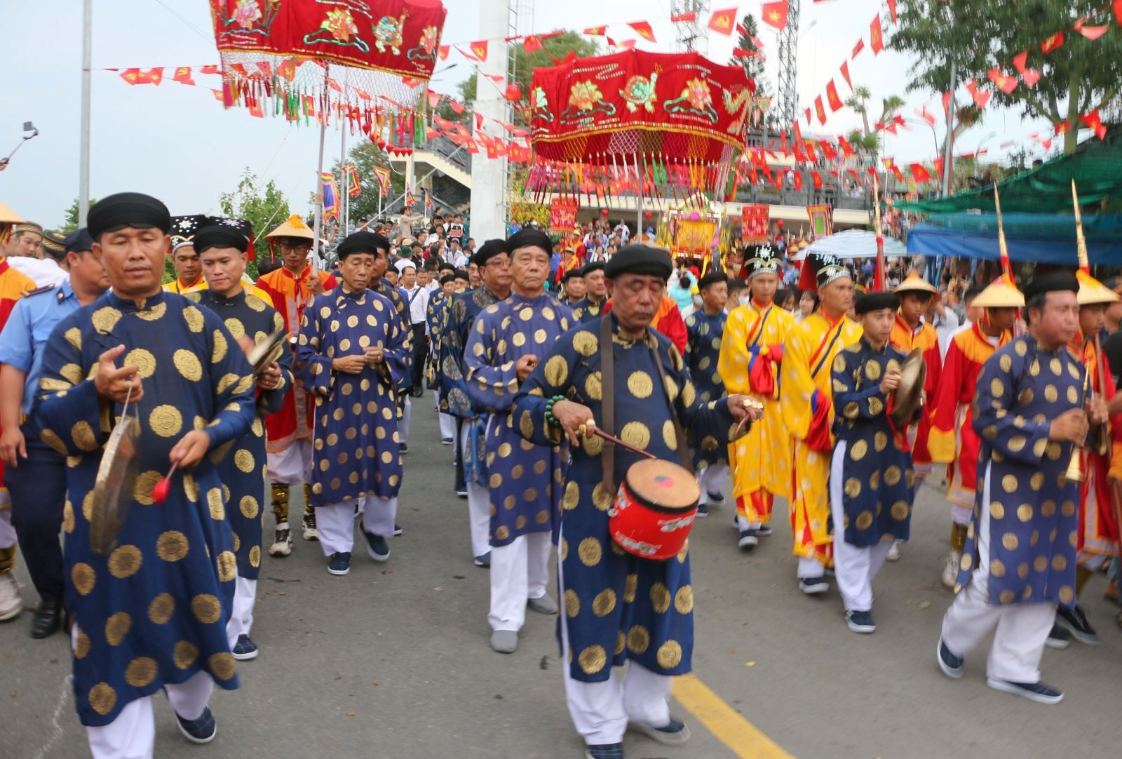Đoàn các bô lão và đông đảo nhân dân cùng du khách rước tượng Bà xuống núi về an vị tại Miếu Bà Chúa Xứ núi Sam ở dưới chân núi. Ảnh: Công Mạo/TTXVN Chú thích ảnh