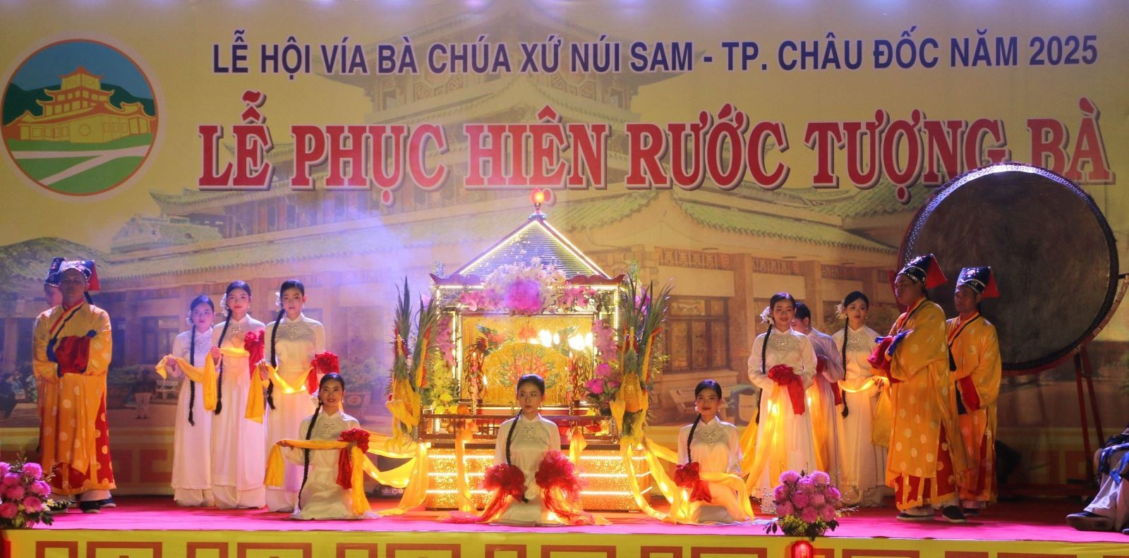 Tượng Bà được rước từ trên núi xuống an vị tại sân Miếu Bà Chúa Xứ núi Sam ở dưới chân núi. Ảnh: Công Mạo/TTXVN Chú thích ảnh