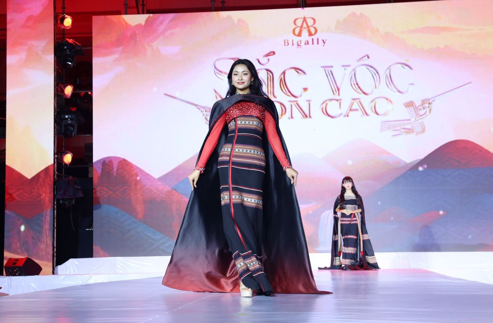 Hoa hậu Hoàn vũ Việt Nam 2023 Bùi Xuân Hạnh trình diễn thời trang tại chương trình. Chú thích ảnh