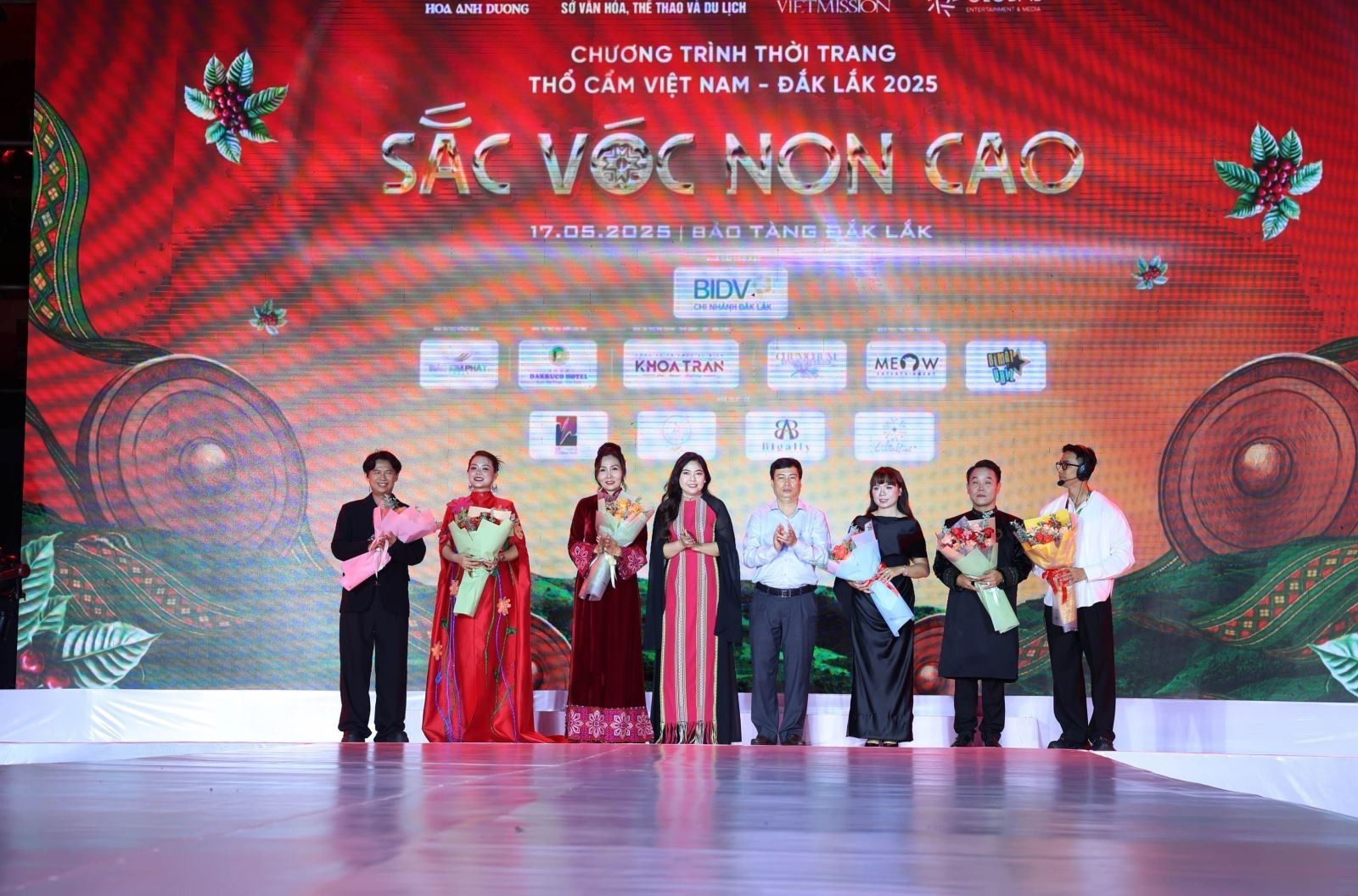 Tặng hoa tri ân các nhà thiết kế góp phần tạo nên chương trình thời trang thổ cẩm Việt Nam - Đắk Lắk 2025. Chú thích ảnh