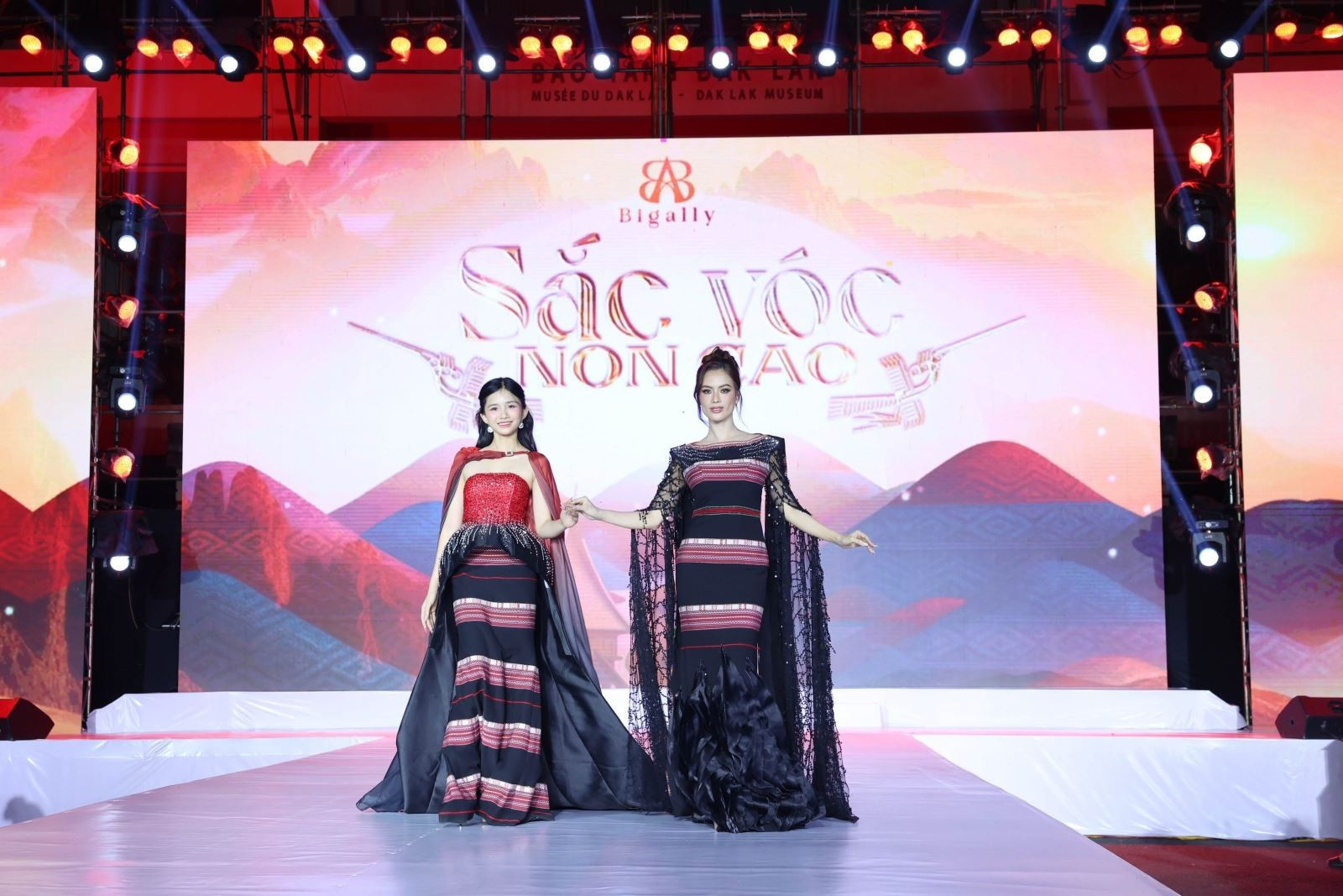 Trình diễn bộ sưu tập thời trang thổ cẩm “Sắc vóc non cao” của thương hiệu thời trang thổ cẩm Bigally - nhà thiết kế Ngọc Bích. Chú thích ảnh