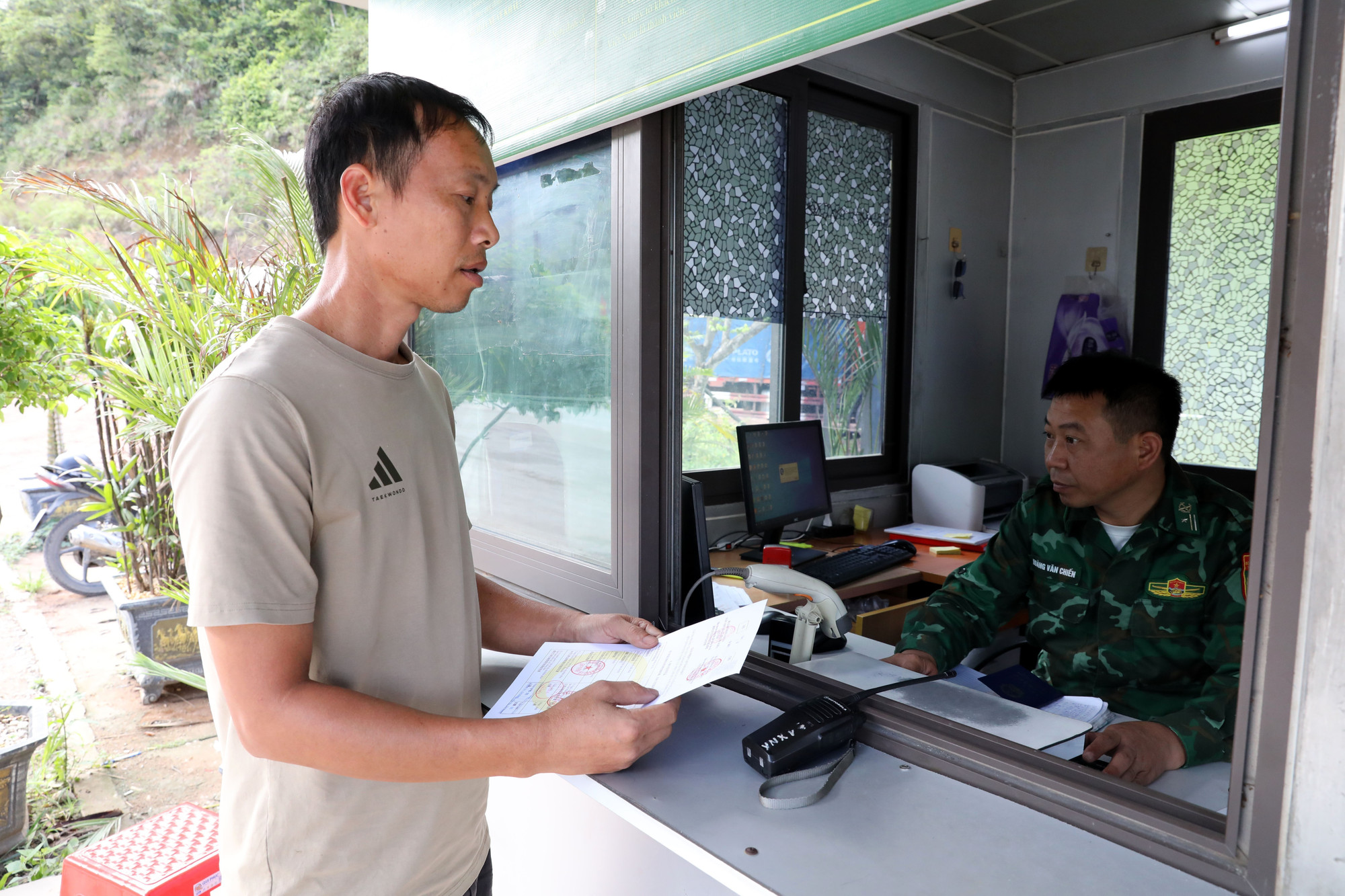 Lạng Sơn đã đơn giản hóa thủ tục hành chính tạo thuận lợi cho người dân, doanh nghiệp và hoạt động xuất nhập khẩu hàng hóa qua các cửa khẩu của tỉnh.