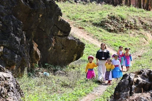 Đảng viên người dân tộc trong sự nghiệp trồng người nơi vùng cao biên giới