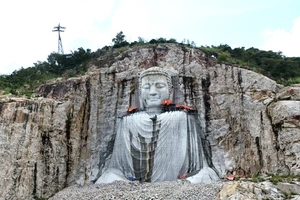 Khắc tượng Phật Thích Ca cao 81m vào vách núi Sam