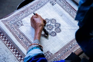 Làng dệt lanh Lùng Tám - điểm sáng bảo tồn di sản gắn với an sinh xã hội