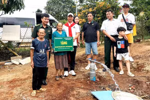Bàn giao 5 công trình dân sinh, sẻ chia khó khăn với người dân biên giới