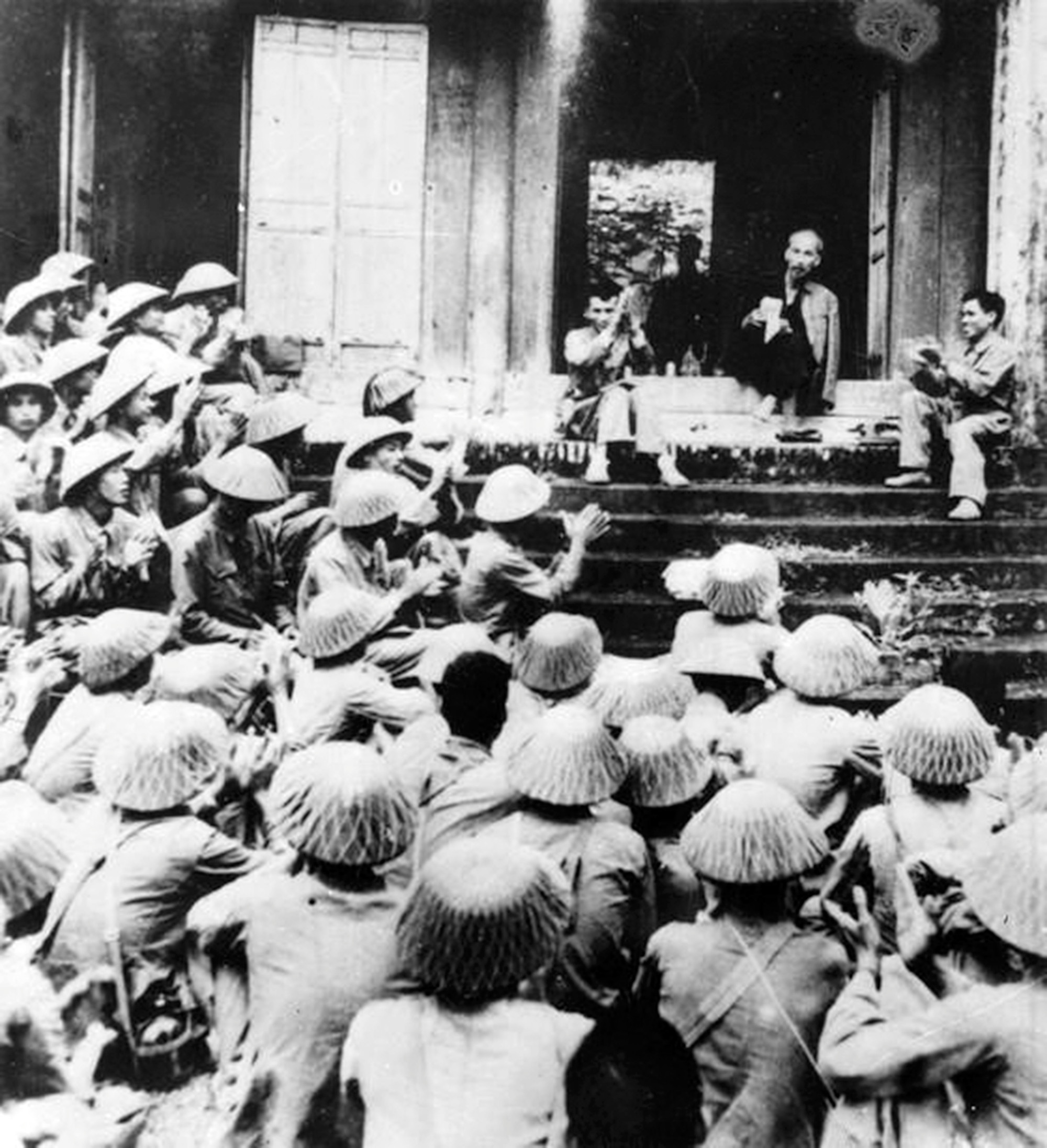 Ngày 19/9/1954, tại sân Đền Giếng trong Khu di tích Đền Hùng (Phú Thọ), trước khi về tiếp quản Thủ đô, cán bộ, chiến sĩ Đại đoàn Quân tiên phong - Sư đoàn 308 được nghe Chủ tịch Hồ Chí Minh nói chuyện thân mật. Người căn dặn: "Các Vua Hùng đã có công dựng nước, Bác cháu ta phải cùng nhau giữ lấy nước". Ảnh: Tư liệu TTXVN 3-80-nam-quan-doi-nhan-dan-viet-nam-ok.jpg