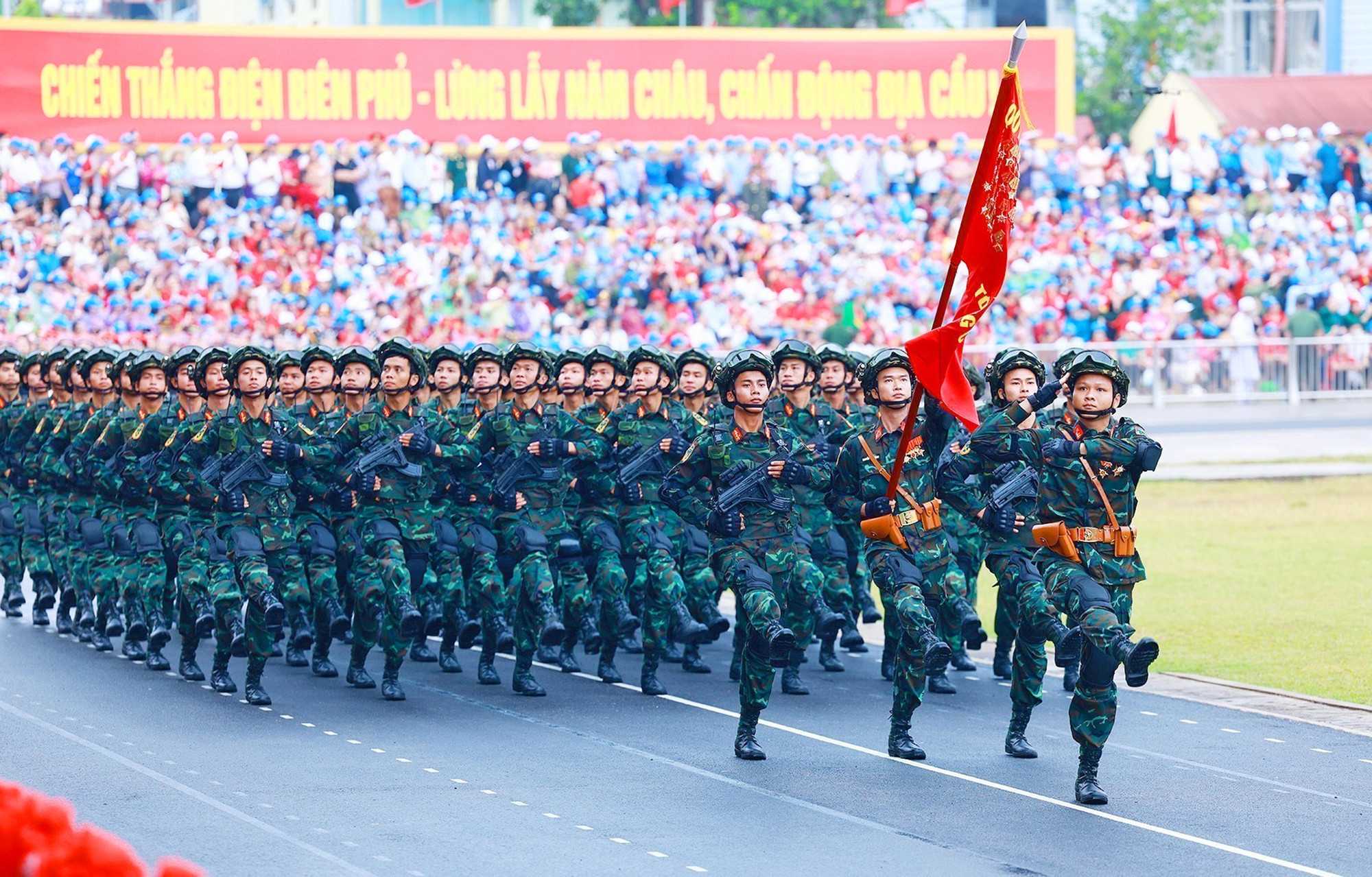 Từ khi thành lập đến nay, Quân đội nhân dân Việt Nam đã cùng toàn Đảng, toàn dân vượt mọi khó khăn, thử thách, lập nên những chiến công hiển hách, góp phần to lớn vào sự nghiệp đấu tranh giải phóng dân tộc, xây dựng và bảo vệ Tổ quốc. Ảnh: Tư liệu TTXVN 1-80-nam-quan-doi-nhan-dan-viet-nam.jpg
