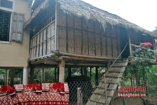 Một ngôi nhà được cho là giống với kiến trúc cổ của người Ơ Đu nhất tại bản Văng Môn, xã Nga My, huyện Tương Dương (Nghệ An) Một ngôi nhà được cho là giống với kiến trúc cổ của người Ơ Đu nhất tại bản Văng Môn, xã Nga My, huyện Tương Dương (Nghệ An)