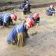 Chiến sĩ ngâm mình trong bùn tìm kiếm nạn nhân mất tích do sạt lở đất ở Điện Biên