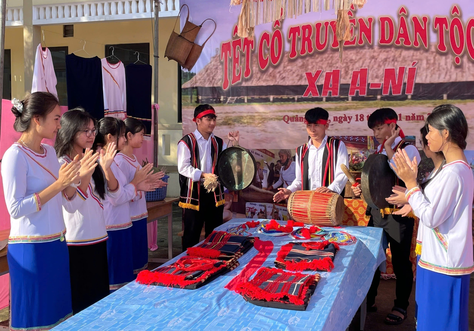 Học sinh người dân tộc Co tỉnh Quảng Ngãi (cũ) biểu diễn chiêng, trống trong trang phục truyền thống. Ảnh: TTXVN phát quangngai.jpg