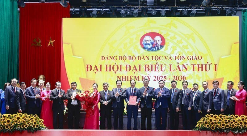 Phó Thủ tướng Mai Văn Chính trao Quyết định chỉ định Ban Chấp hành, Ban Thường vụ, Bí thư, Phó Bí thư Đảng ủy Bộ Dân tộc và Tôn giáo nhiệm kỳ 2025 - 2030 tại Đại hội. Ảnh: Minh Đức/TTXVN bch.jpg