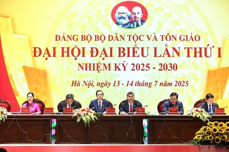 Đoàn Chủ tịch điều hành đại hội. Ảnh: Minh Đức/TTXVN doanchutich.jpg