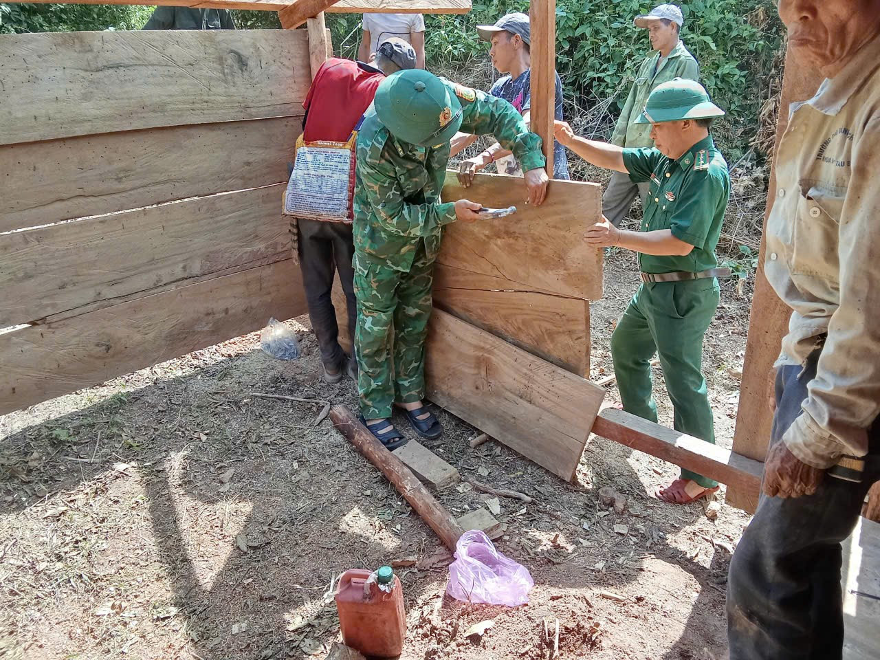 Bộ đội Biên phòng Đồn Mỹ Lý và người dân bả Xằng Trên dựng nhà tạm cho hộ gia đình ông Lương Văn Súng - Bản Xằng Trên bị lũ cuốn trôi hết nhà cửa. ml1.jpg