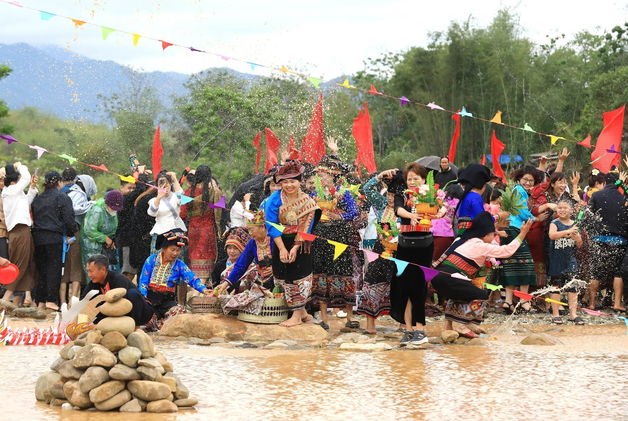 Nghi thức cúng lễ bên bờ suối trong Tết té nước của dân tộc Lào tại bản Na Sang, tỉnh Điện Biên. Ảnh: Trung Kiên/TTXVN dienbien.jpg