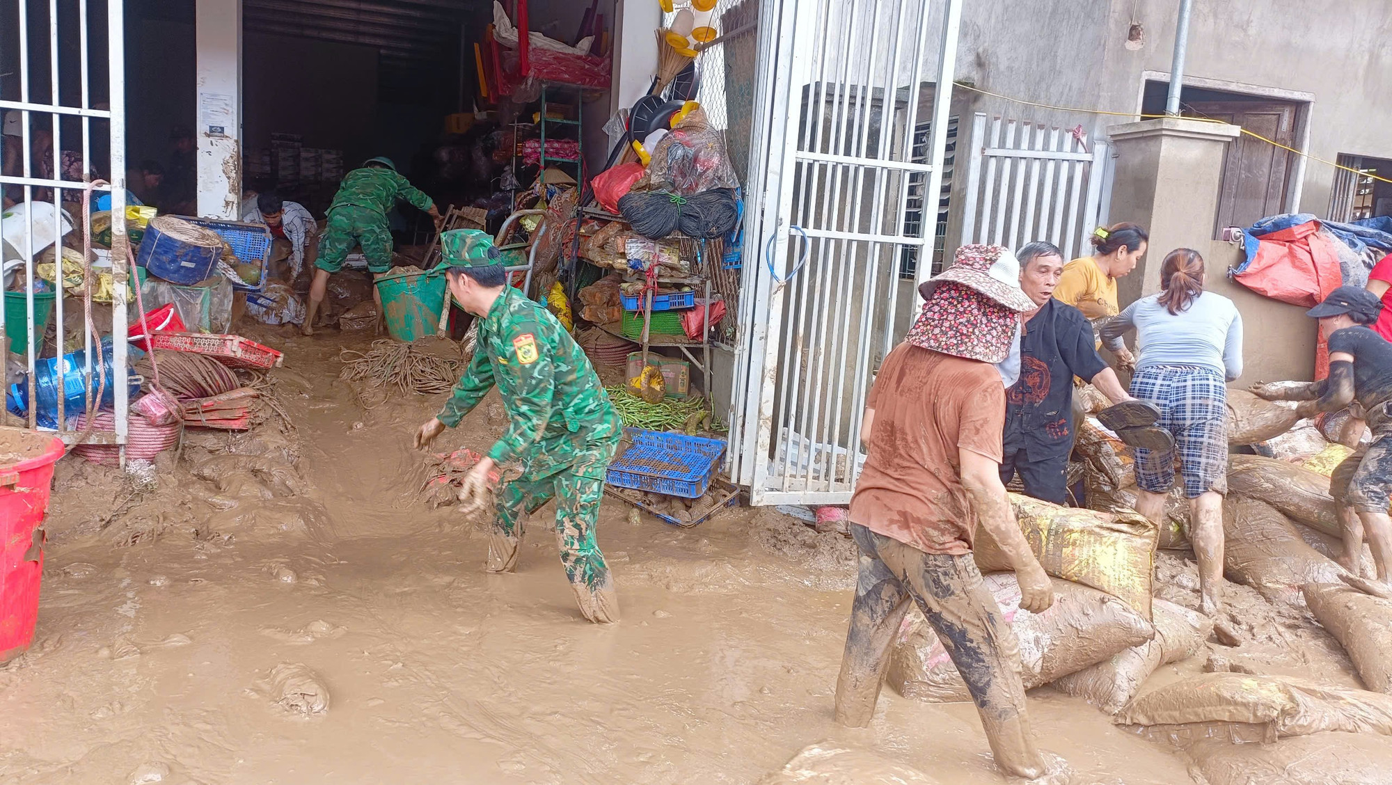 Trong mọi hoàn cảnh, dù các đơn vị của Bộ đội Biên phòng cũng bị thiệt hại nặng nề do mưa lũ gây ra, nhưng cán bộ, chiến sĩ Biên phòng vẫn kiên cường bám trụ, không chỉ giữ vững an ninh biên giới mà còn trở thành chỗ dựa vững chắc cho nhân dân. giupdan2.jpg
