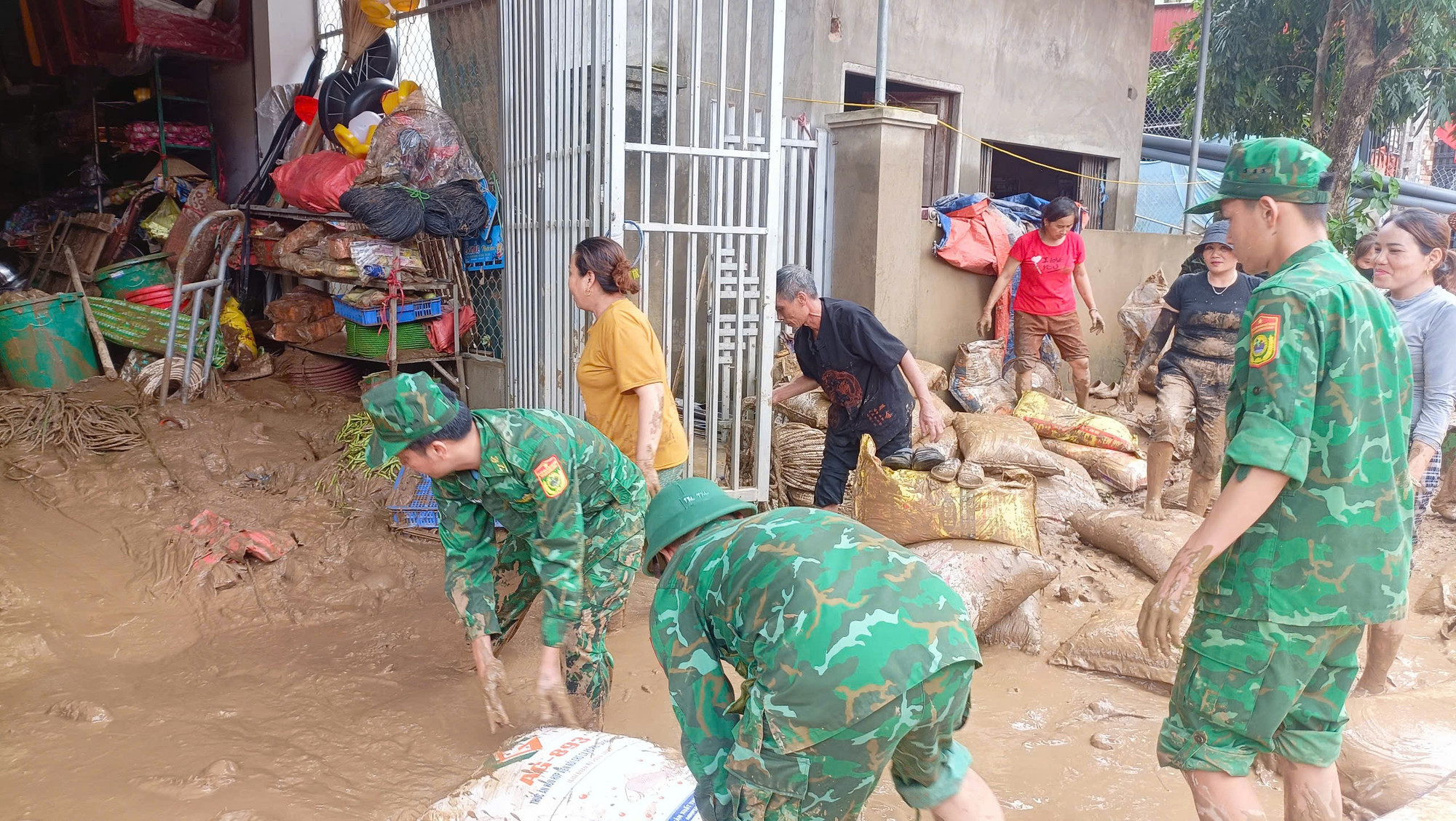 Không quản hiểm nguy, những người lính quân hàm xanh đã có mặt từ trước, trong và sau khi lũ về, miệt mài cùng nhân dân khắc phục hậu quả thiên tai với phương châm hành động “nước rút đến đâu, dọn dẹp đến đó”. giupdan1.jpg