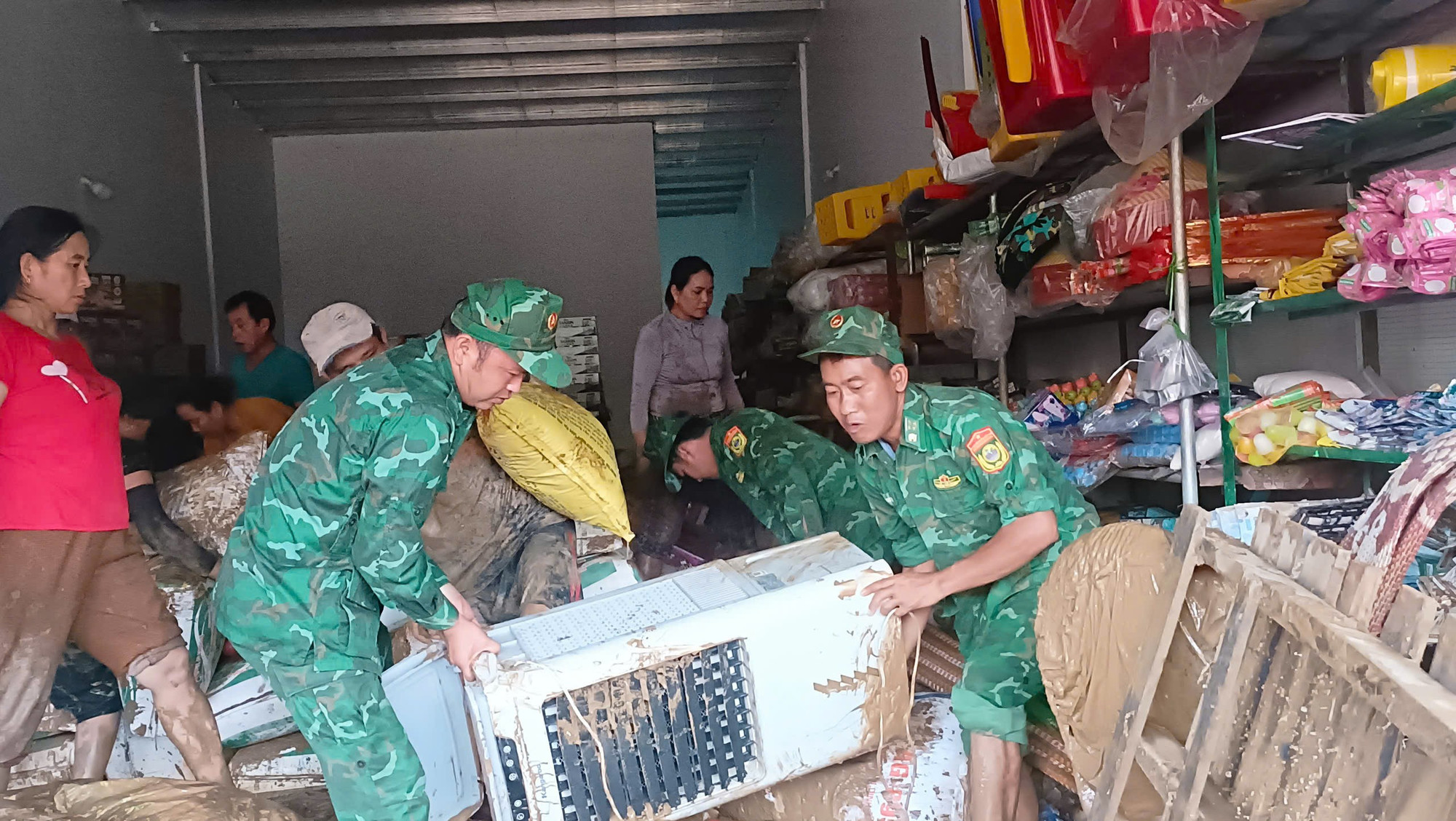 Bộ đội Biên phòng giúp dân khắc phục hậu quả mưa lũ. giupdan7.jpg