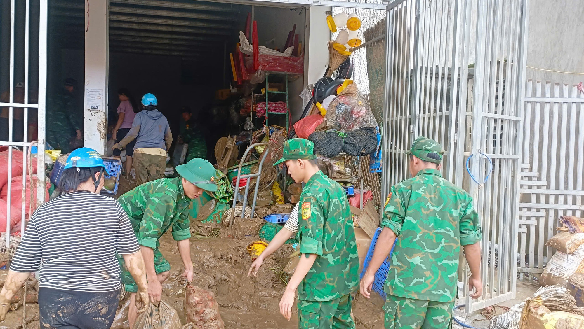 Với khối lượng công việc lớn và nguồn lực hạn chế, các xã biên giới của tỉnh Nghệ An đã kiến nghị tỉnh và các sở, ngành hỗ trợ thêm về nhân lực, vật tư để sửa chữa nhà ở, khôi phục giao thông, điện lực, viễn thông, đảm bảo ổn định đời sống nhân dân. giupdan8.jpg