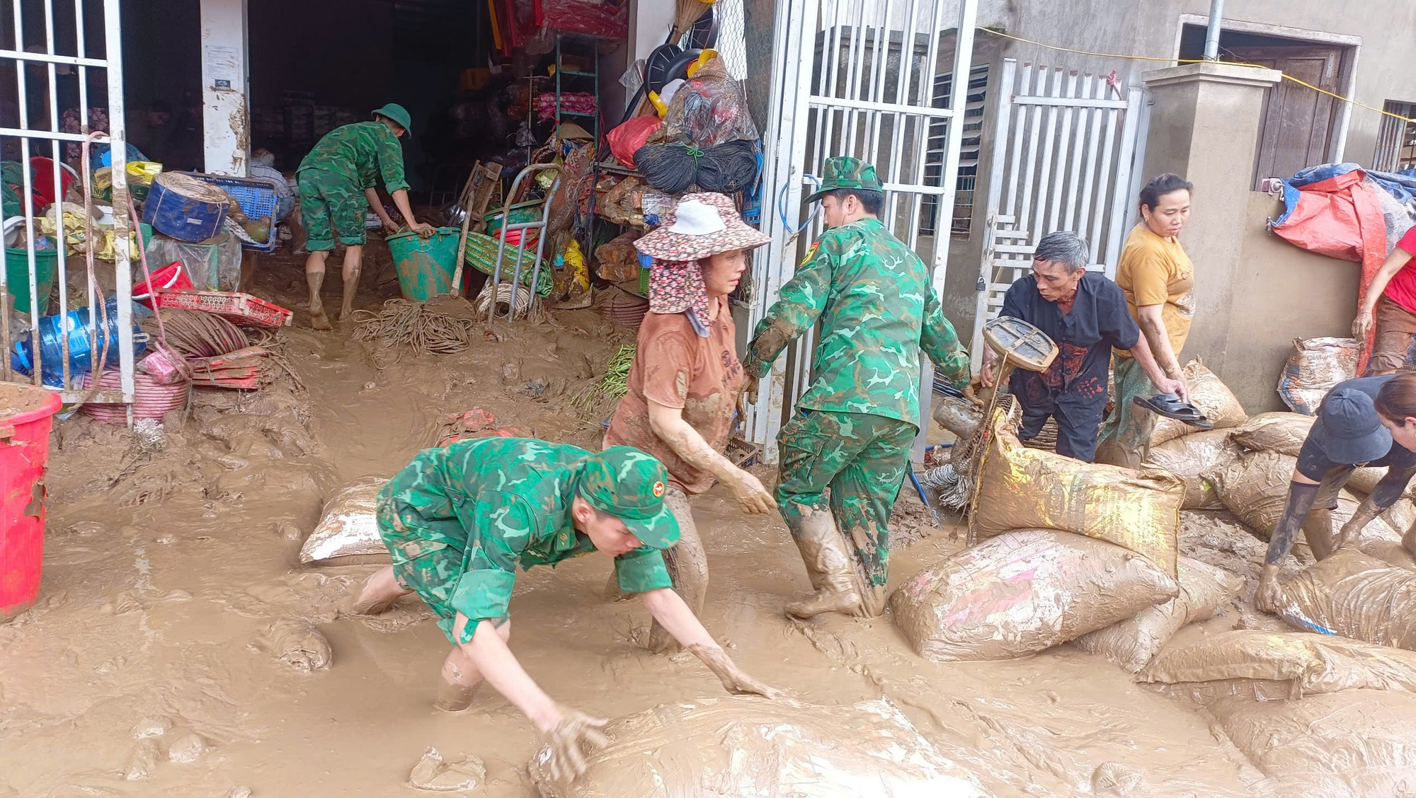Tại xã Mường Típ và một số bản của xã Tà Cạ, huyện Kỳ Sơn đã bị lũ cuốn trôi nhiều tài sản, gây thiệt hại nặng nề. giupdan3.jpg