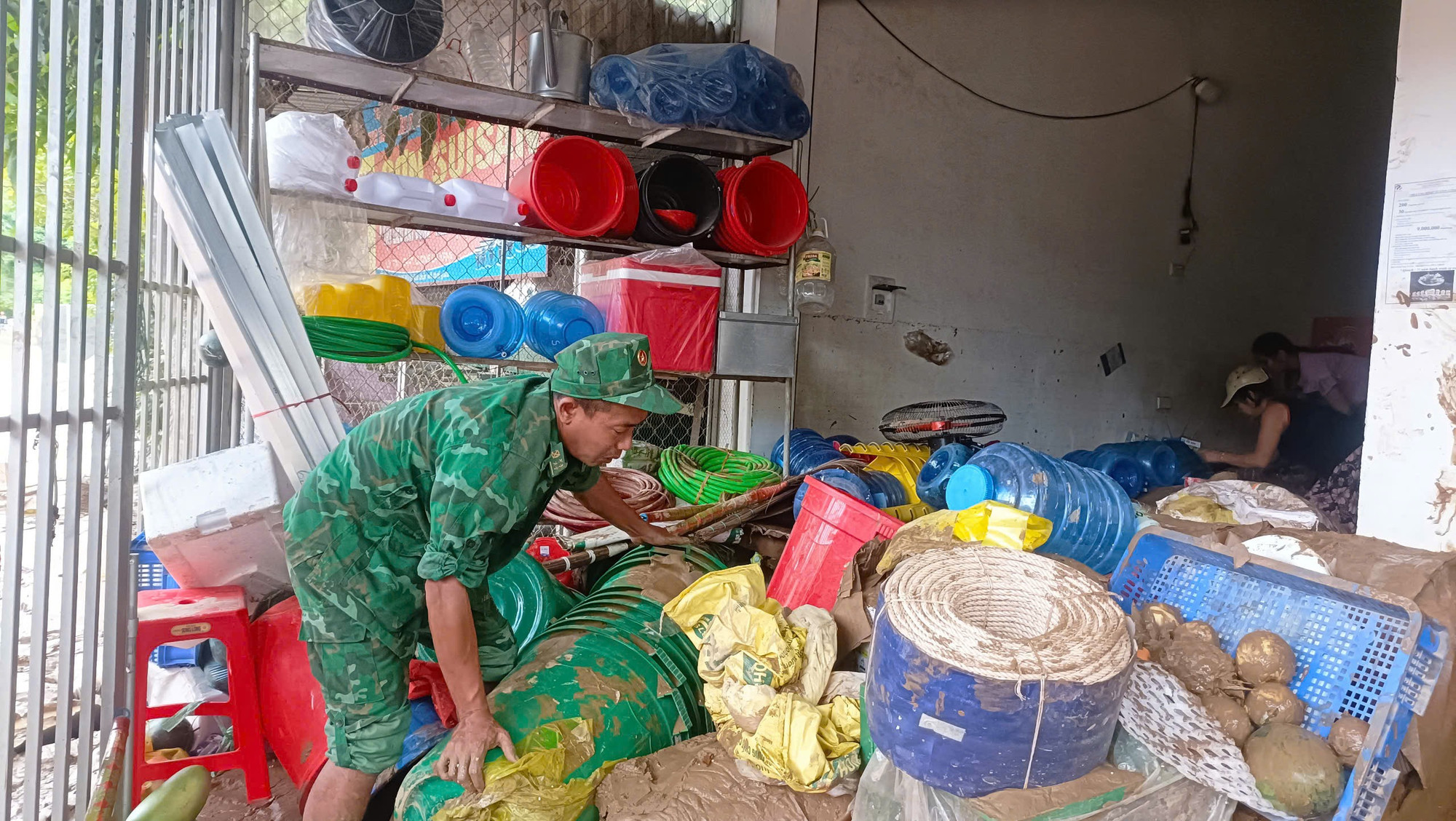Tại các xã biên giới tỉnh Nghệ An như Nhôn Mai, Mỹ Lý, Thông Thụ, Tri Lễ, mưa lũ đã gây sập và cuốn trôi hàng trăm ngôi nhà, hàng trăm gia đình buộc phải di dời khẩn cấp. giupdan6.jpg