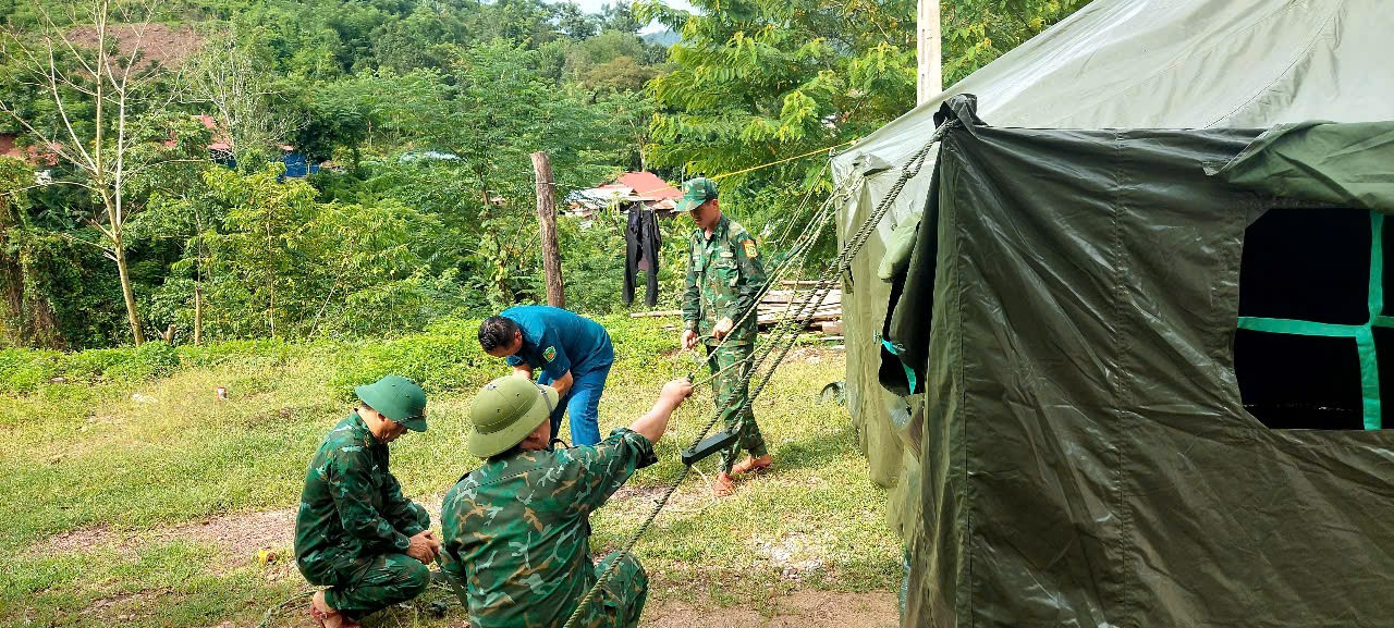 Để giúp người dân sớm ổn định cuộc sống, Đồn Biên phòng Mỹ Lý đã phối hợp cùng chính quyền địa phương và các lực lượng triển khai dựng 5 nhà bạt tạm cho các hộ khó khăn nhất. ml2.jpg