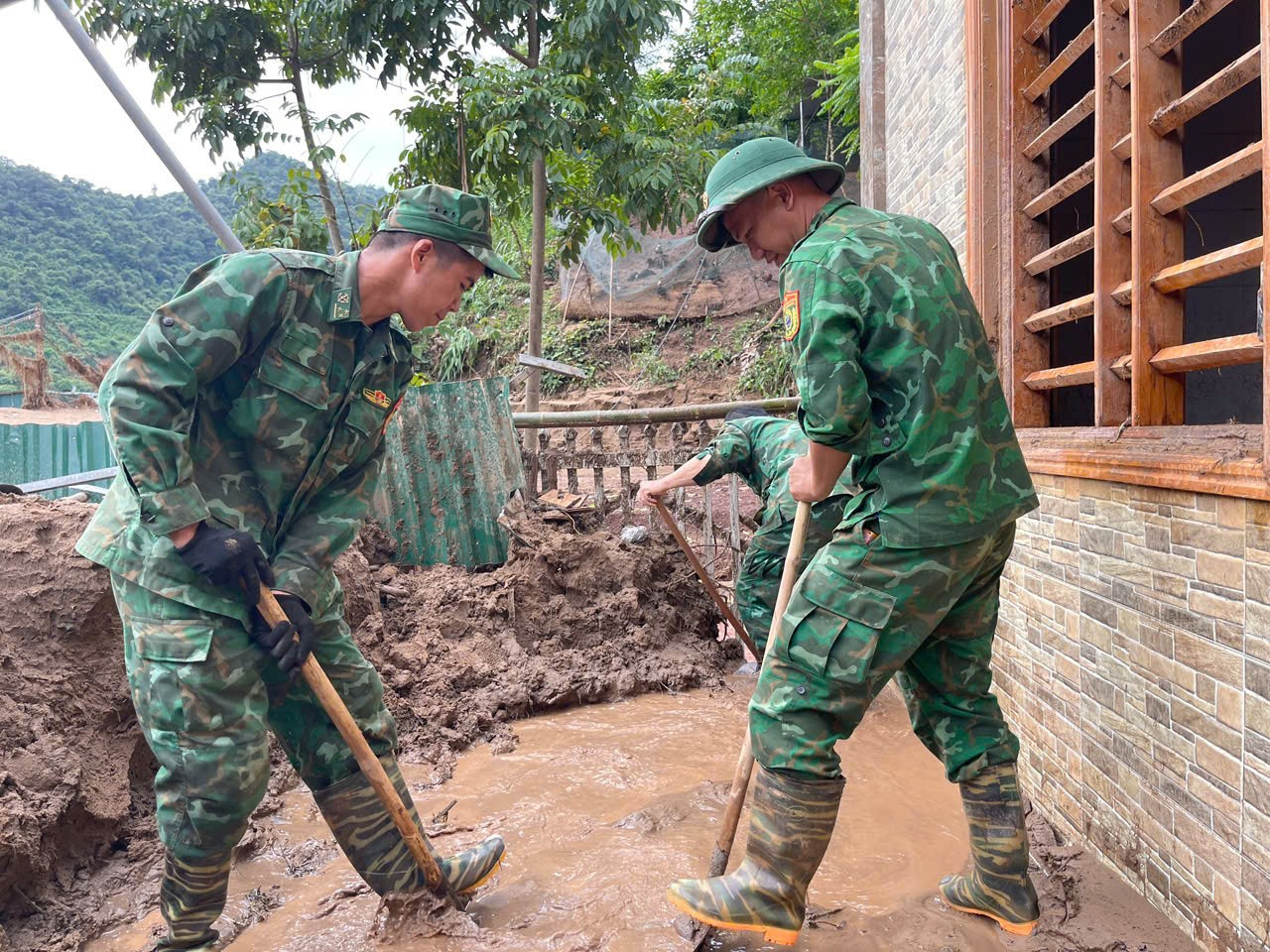 Các tổ biên phòng của Đồn Biên phòng Mỹ Lý đã hỗ trợ giúp đỡ nhân dân ở bản Xiềng Trên, Hòa Lý, xã Mỹ Lý thu dọn nhà cửa, vệ sinh môi trường tránh để dịch bệnh phát sinh. giupdan1.jpg