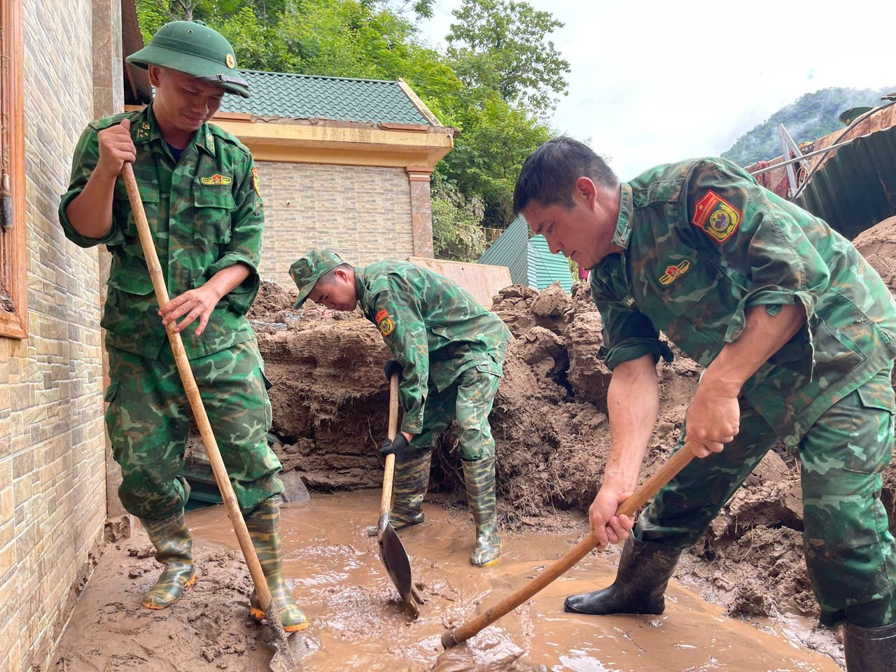 Trong đợt mưa lũ vừa qua, xã Mỹ Lý có 216 nhà bị nước cuốn trôi, trong đó bản Xiềng Tắm có 62 nhà, bản Xiềng Trên 38 nhà, bản Xốp Dương 3 nhà, bản Chà Nga 35 nhà, bản Xốp Tụ 45 nhà, bản Yên Hòa 16 nhà, và bản Hòa Lý 17 nhà. giupdan4.jpg