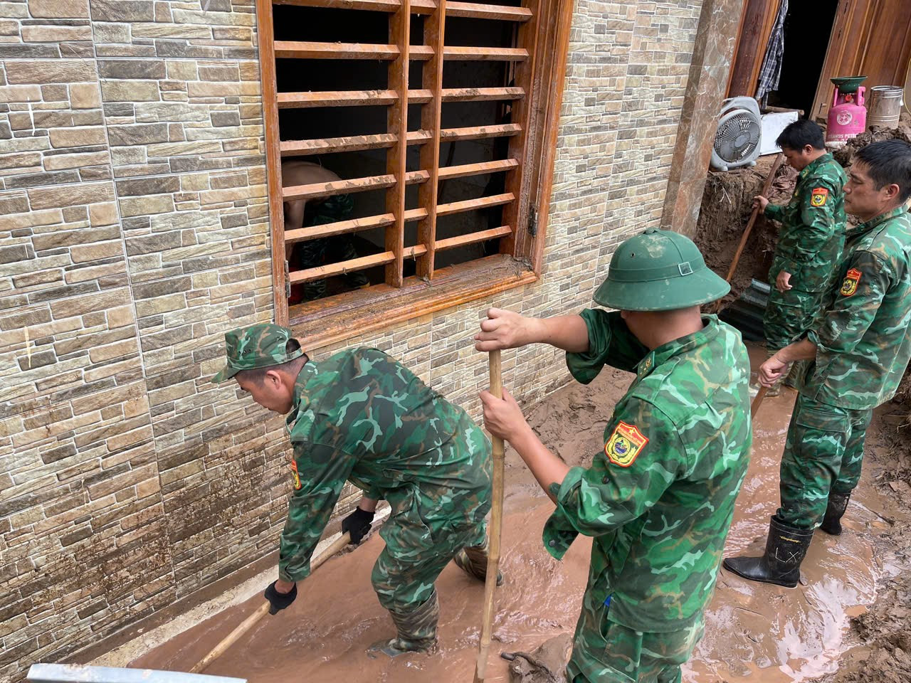 Xã Bắc Lý đã có 2 người bị thiệt mạng do mưa lũ, hai ngôi nhà bị lũ cuốn trôi và ngập nặng. Thiệt hại về người, tài sản, hoa màu, vật nuôi chưa thể thống kê hết. giupdan6.jpg