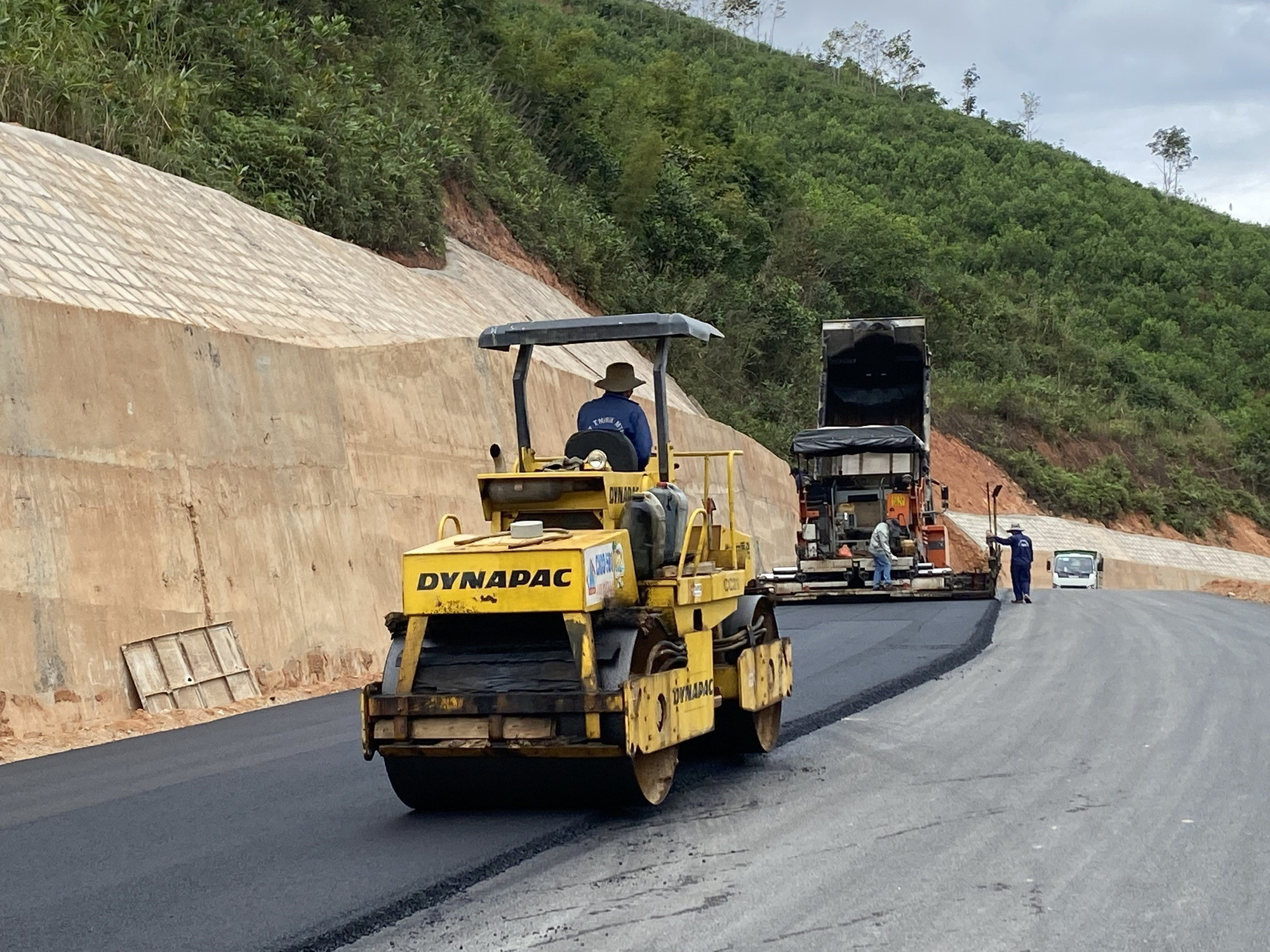 Nhiều tuyến đường liên thôn, xã ở vùng miền núi Kon Tum (cũ) được hình thành giúp người dân đi lại thuận lợi trong phát triển kinh tế. Ảnh: Khoa Chương/TTXVN kontum.jpg