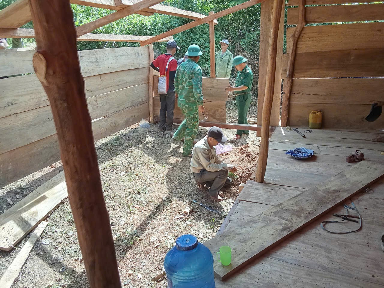 Bộ đội Biên phòng hỗ trợ dựng nhà tạm cho dân sau lũ tại Mỹ Lý