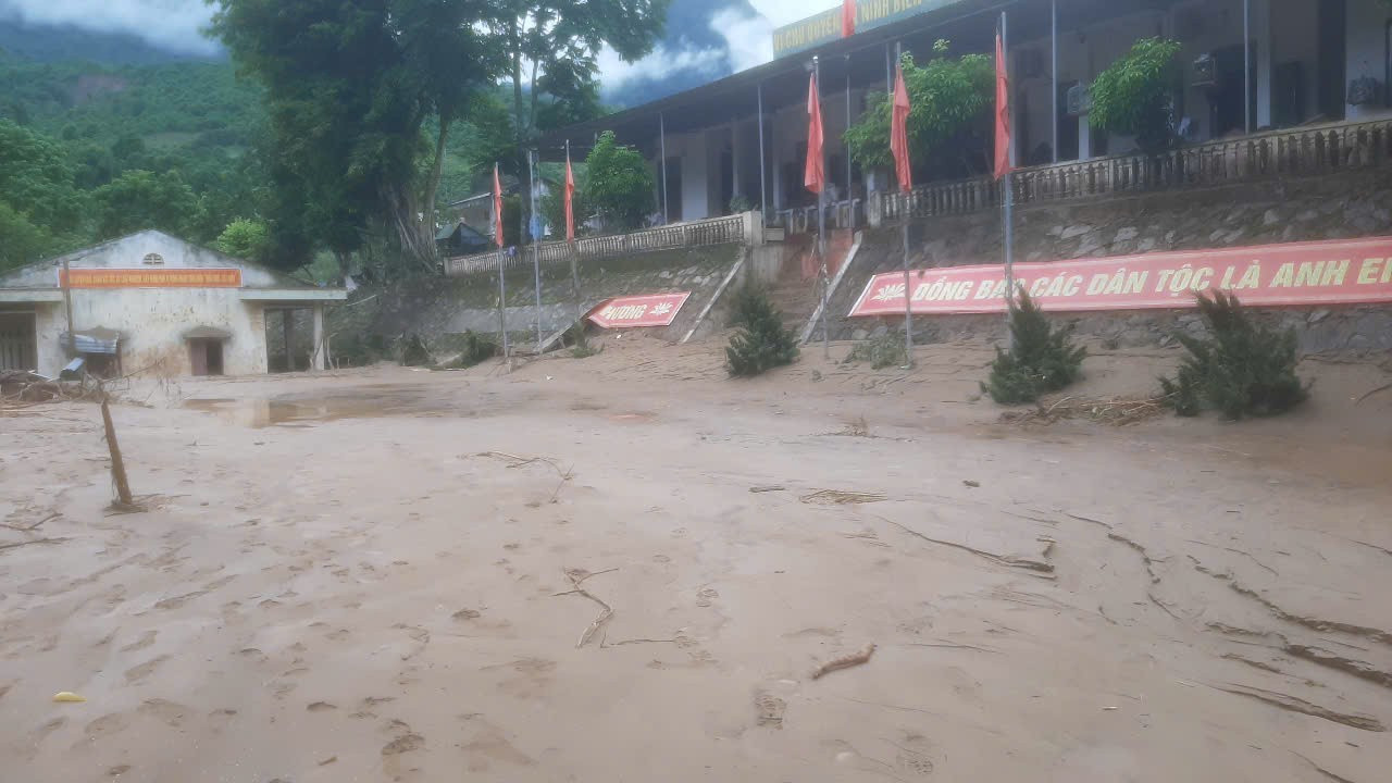 Đồn Biên phòng Mỹ Lý (Nghệ An) bị mưa lũ vùi lấp sâu tới cả mét đất bùn. giup.jpg