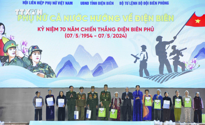 Chủ tịch Ủy ban Trung ương Mặt trận Tổ quốc Việt Nam Đỗ Văn Chiến và Chủ tịch Hội Liên hiệp Phụ nữ Việt Nam Hà Thị Nga trao quà cho các Chiến sĩ Điện Biên và vợ Chiến sĩ Điện Biên. Ảnh: Xuân Tư - TTXVN vna_potal_chuong_trinh_giao_luu_nghe_thuat_“tham_mai_tinh_quan_dan”__7256626.jpg