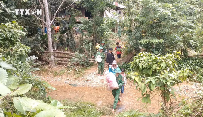 vna_potal_quang_binh_di_doi_khan_cap_13_ho_dan_den_noi_an_toan_khi_phat_hien_vet_nut_tren_doi_7683022.jpg