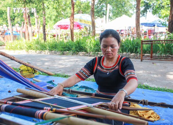 Nghệ nhân Y Tủi (người Bahnar, xã Kroong, thành phố Kon Tum, tỉnh Kon Tum) mang nghề dệt thổ cẩm đến trình diễn tại lễ hội. Ảnh: Khoa Chương - TTXVN vna_potal_van_hoa_soi_duong_giu_gin_van_hoa_det_tho_cam_cua_nguoi_bahnar_o_tay_nguyen_7674987.jpg